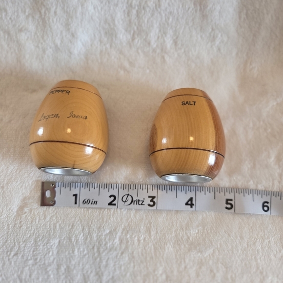 Vintage 2 Tone Wooden Barrel Salt And Pepper Shakers Collectible Logan Iowa - Picture 8 of 9